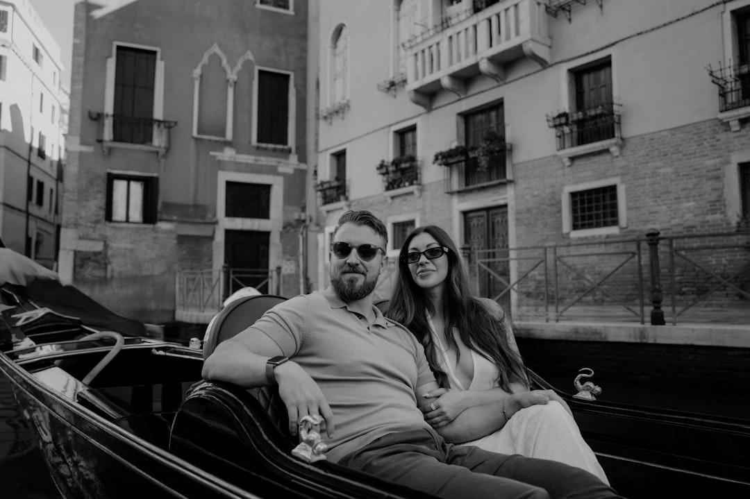 Casal jovem viajando pela Europa